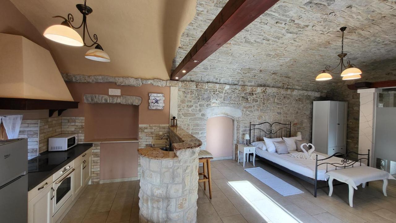 Stone House Apartments Didini Dvori Лумбарда Екстериор снимка